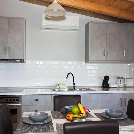 Emilia's Upper Floor * Stoúpa