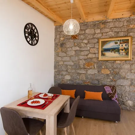 Emilia's With Sea View Balcony, Διαμέρισμα Στούπα