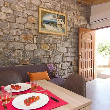 Emilia's With Sea View Balcony, * Στούπα