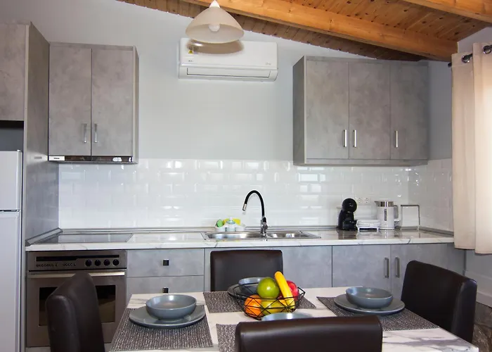 Emilia's Upper Floor * Stoúpa